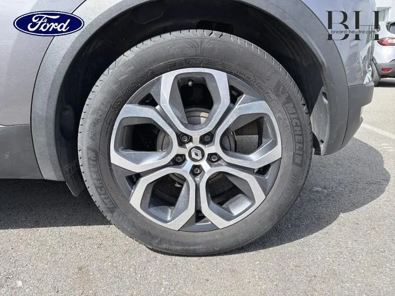 Gros plan sur la roue avant droite gris Cassiopée du Renault Captur 1.3 TCe 140ch avec jante alu distinctive.