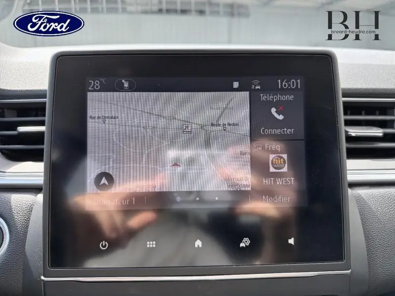 Écran tactile central du Renault Captur 2022 affichant la navigation GPS et les options de connexion téléphonique.