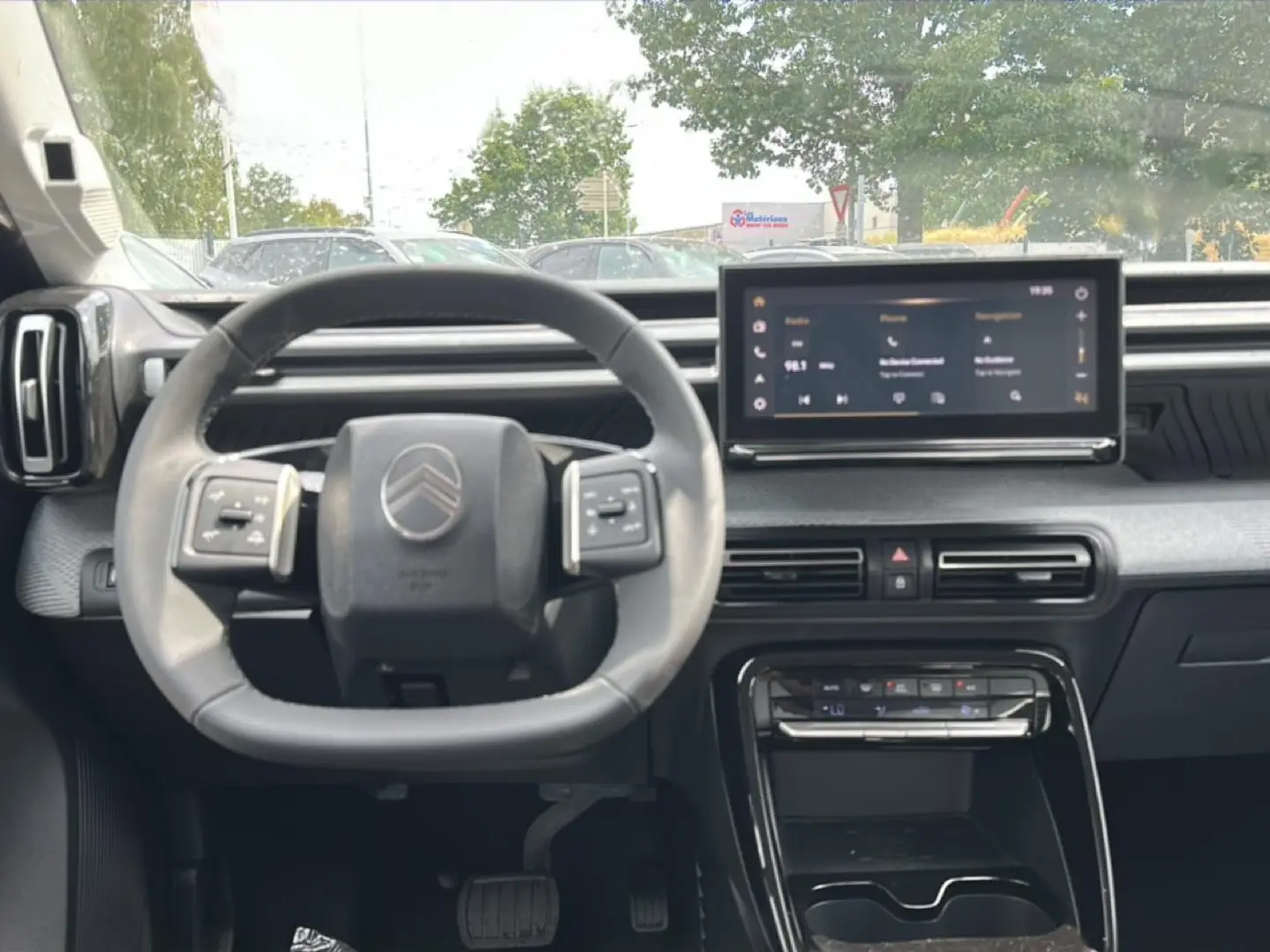 Vue intérieure centrée sur le volant multifonction et l'écran tactile du tableau de bord du Citroën C3 Aircross 2026.