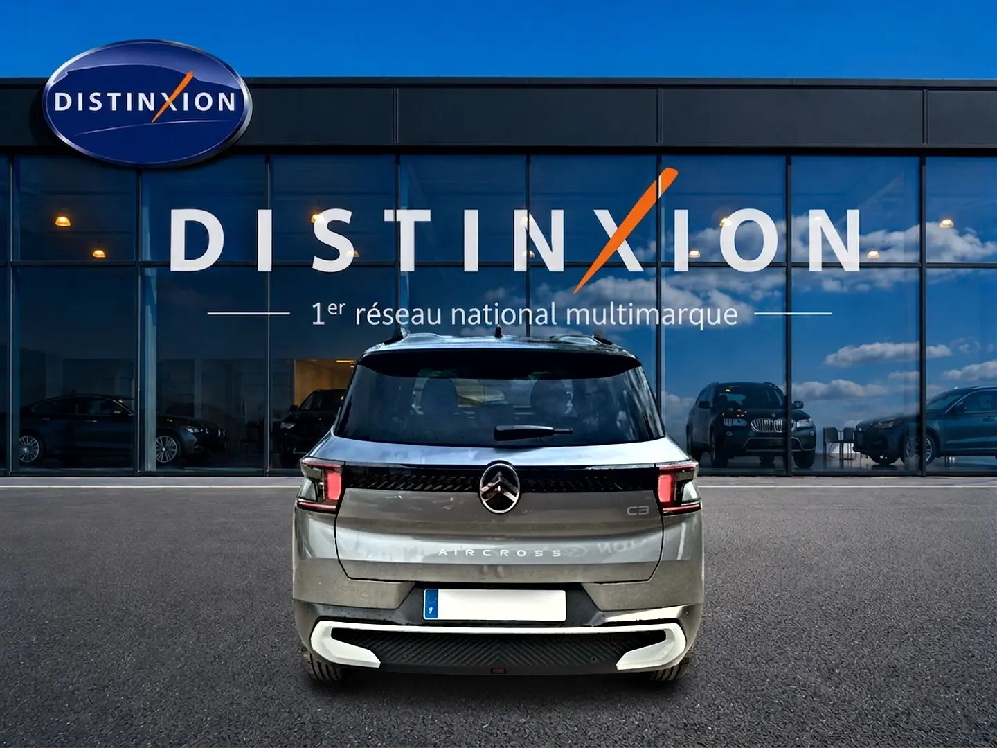 Vue arrière d'un Citroën C3 Aircross gris mercury 2026 avec feux LED et barres de toit visibles.