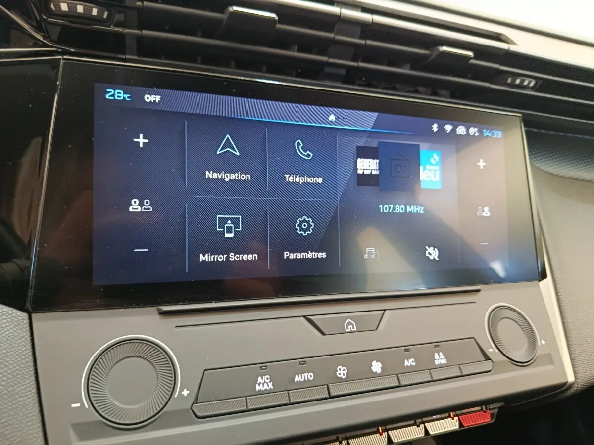 Écran tactile central de 10 pouces du tableau de bord du Peugeot 308 blanc, affichant les options de navigation et téléphone.