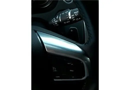 Gros plan sur le volant noir du Land Rover Discovery Sport Mark II 2017, avec commandes intégrées et levier de clignotant visible.