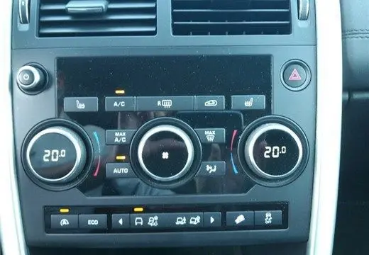 Tableau de bord du Land Rover Discovery Sport Mark II 2017, détail des commandes climatisation et modes de conduite.