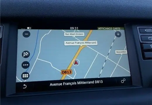 Écran de navigation du Land Rover Discovery Sport noir de 2017 affichant une carte avec l’itinéraire sur l’Avenue François Mitterrand.