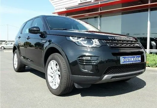 Vue 3/4 avant d'un Land Rover Discovery Sport Mark II noir de 2017, avec calandre distinctive et plaques personnalisées.