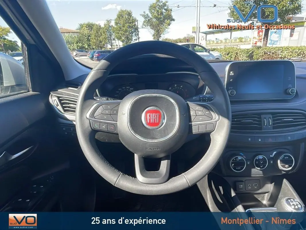 Intérieur du Fiat Tipo Station Wagon 2018, vue centrée sur le volant et tableau de bord avec écran tactile.