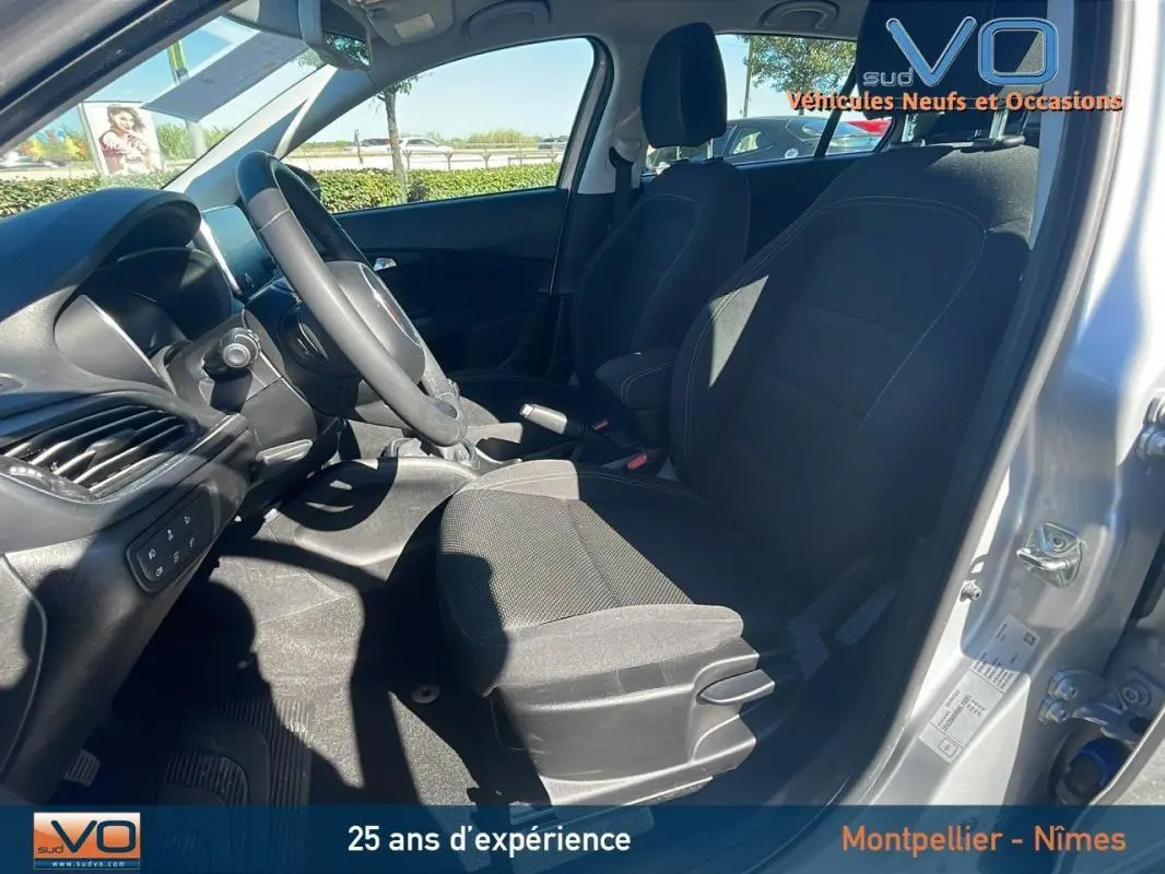 Intérieur avant droit de la FIAT TIPO gris 2018, montrant sièges tissu et tableau de bord côté conducteur.