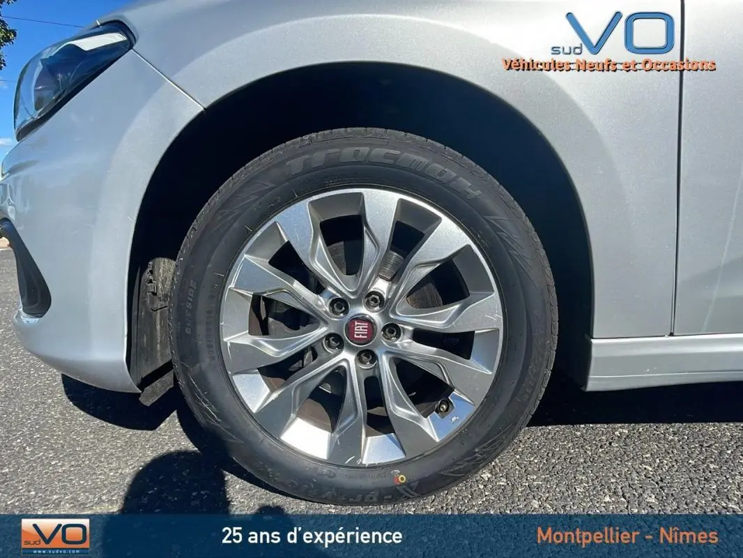 Gros plan sur la roue avant gauche grise d'une Fiat Tipo Station Wagon avec jante alliage 16 pouces.