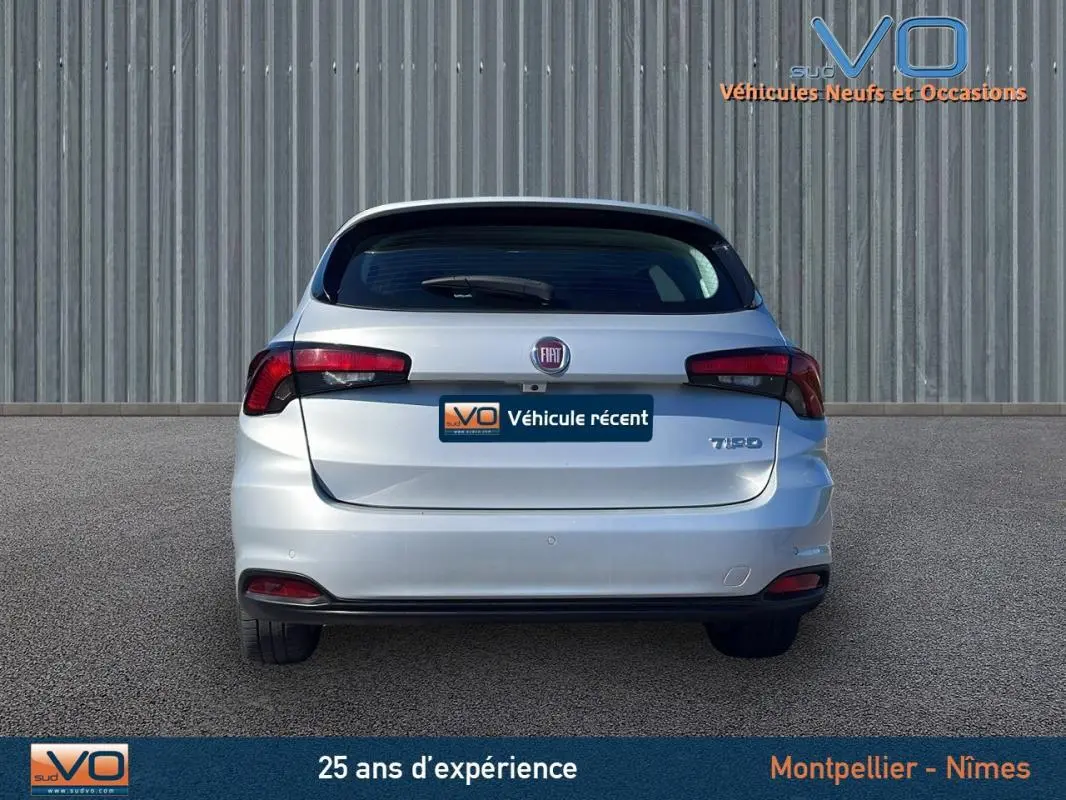 Vue arrière d'un FIAT Tipo gris station wagon avec feux arrière allongés et lunette arrière dégivrante visible.