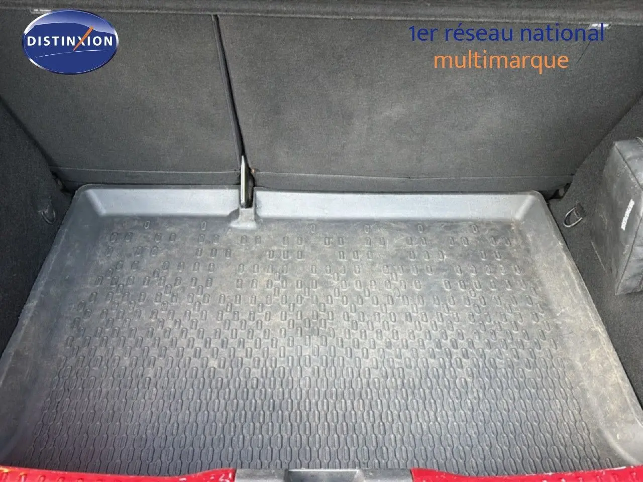 Vue du coffre avec tapis de protection noir de la Dacia Sandero Stepway rouge fusion, version 1.0 ECO-G 100 Confort 2021.