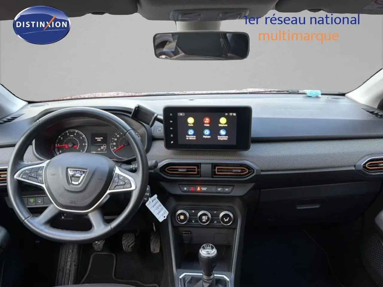 Vue intérieure du tableau de bord de la Dacia Sandero Stepway 2021 avec écran tactile et volant multifonction noir.