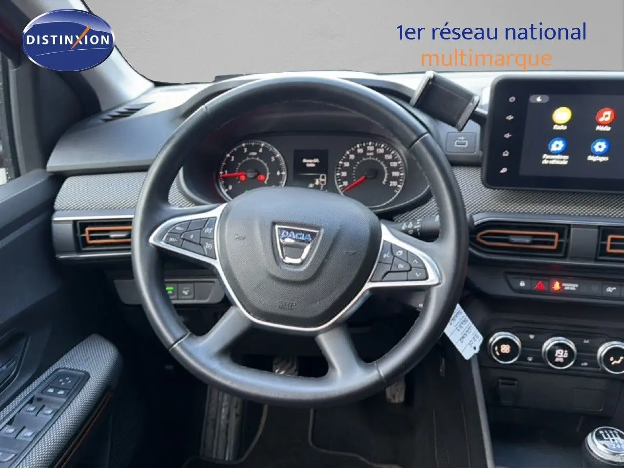 Vue intérieure centrée sur le volant noir de la Dacia Sandero Stepway 2021 avec tableau de bord et écran tactile.