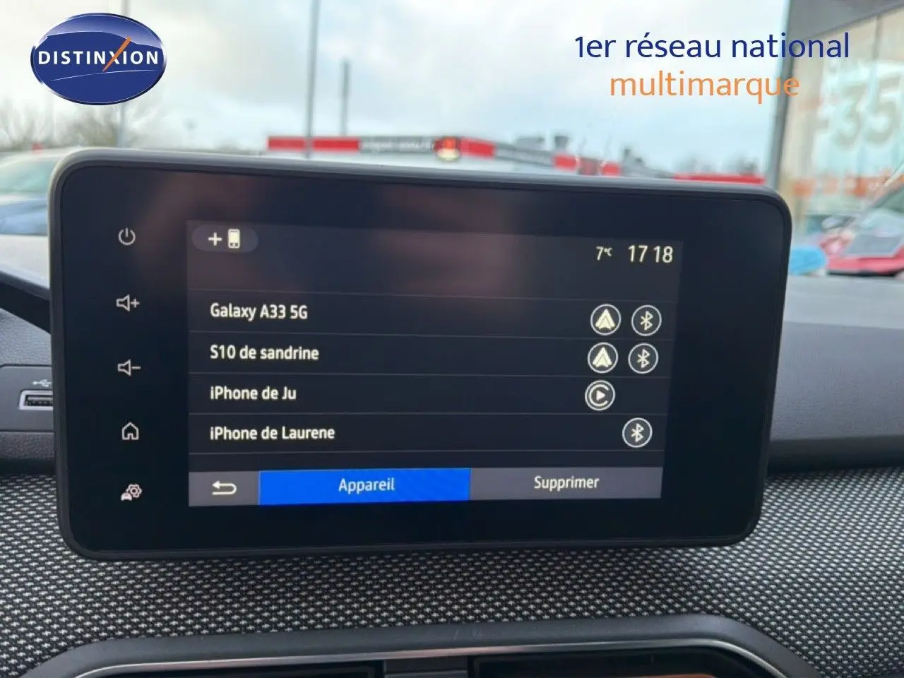 Écran tactile central affichant la connectivité Bluetooth dans l’habitacle d’une Dacia Sandero Stepway rouge, vue de face.