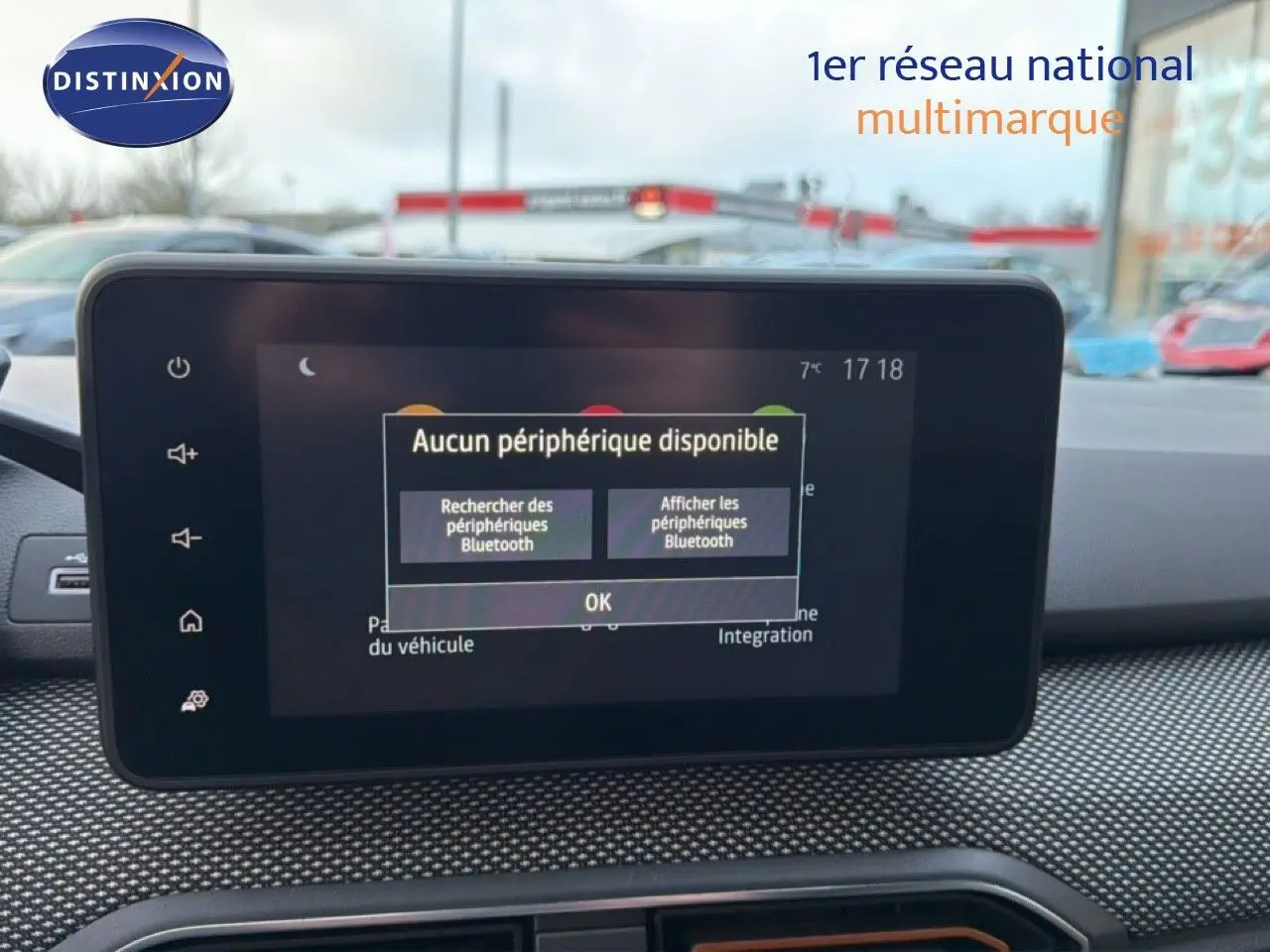 Écran tactile central affichant un message Bluetooth dans l’habitacle d’une Dacia Sandero Stepway rouge fusion.