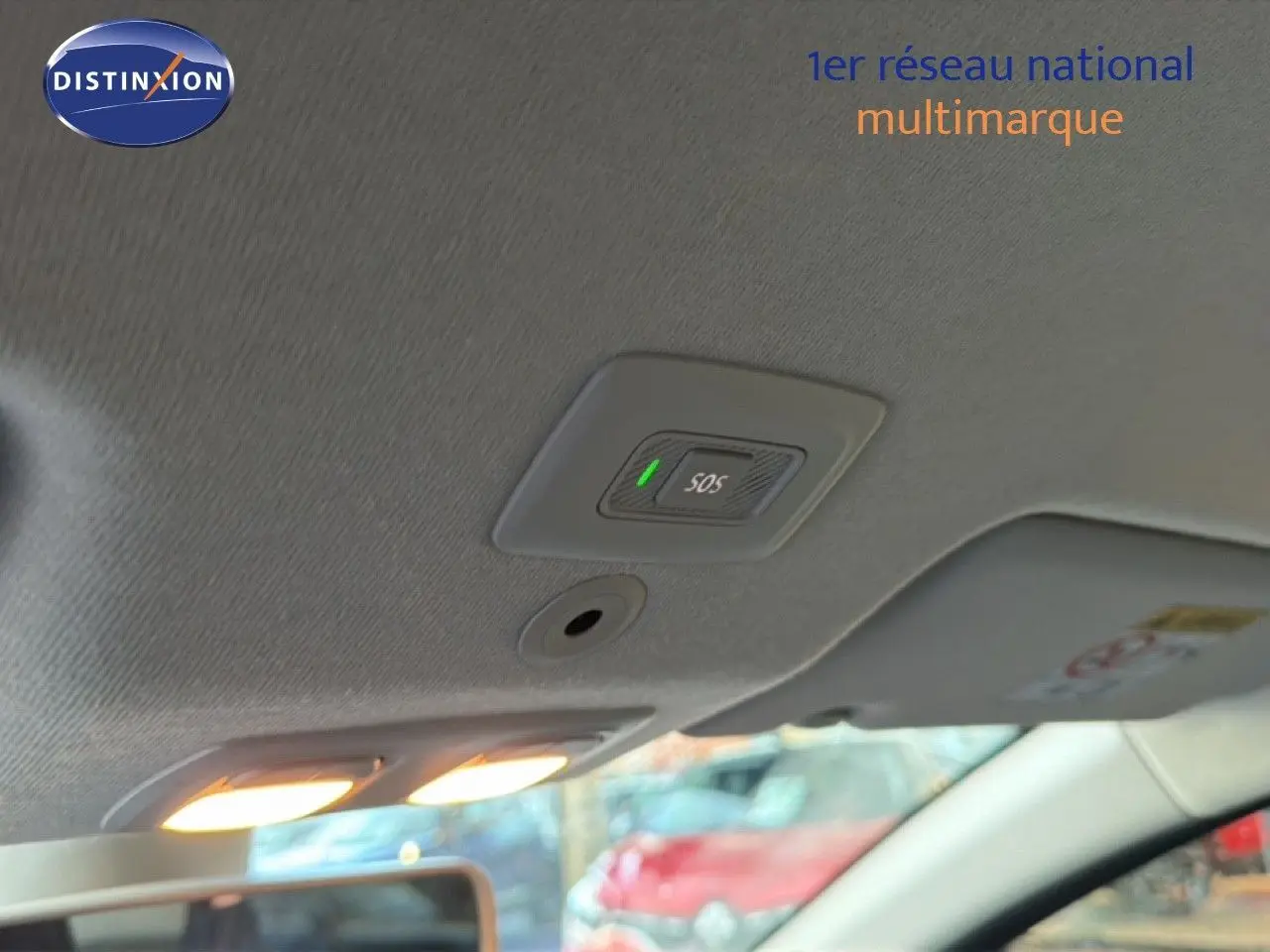 Vue 3/4 avant droit d'une Dacia Sandero Stepway rouge fusion avec détails de calandre et jantes visibles.