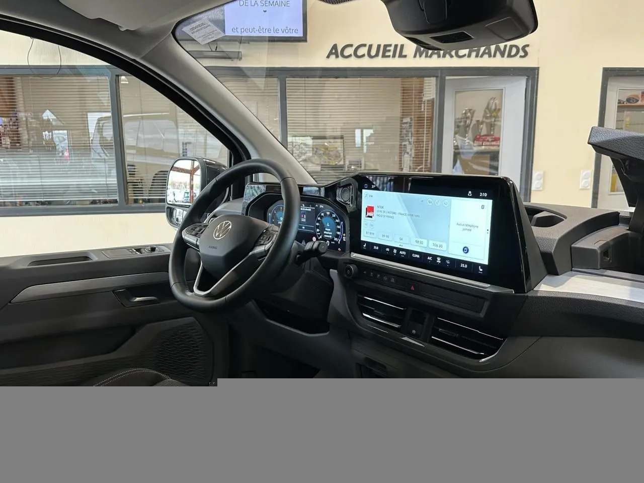 Vue intérieure côté conducteur du Volkswagen Transporter T7 ProCab 2026, tableau de bord moderne avec écran tactile 13 pouces.