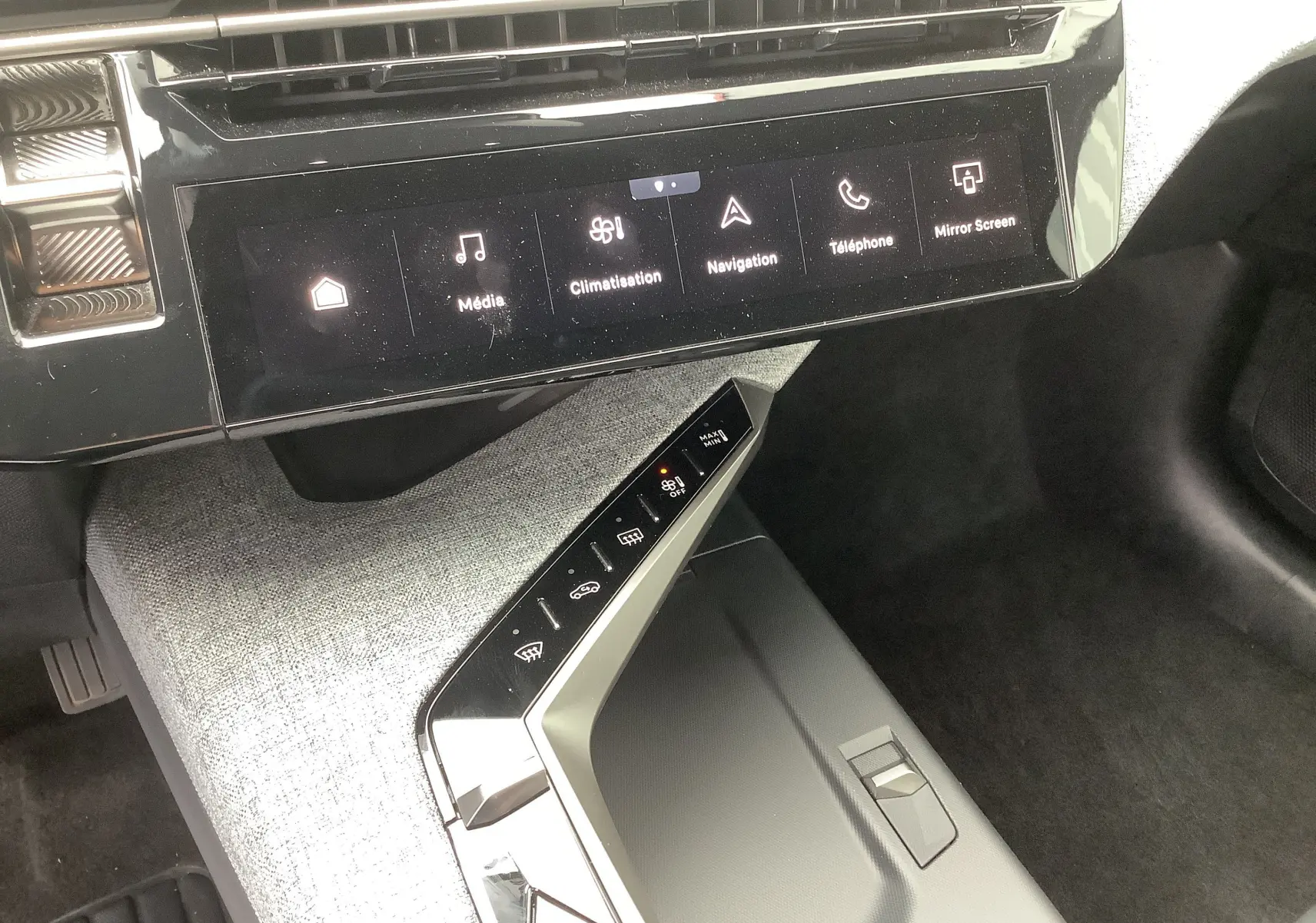Vue rapprochée de la console centrale et écran tactile du Peugeot 3008 blanc Okenite, avec commandes climatisation et multimédia.