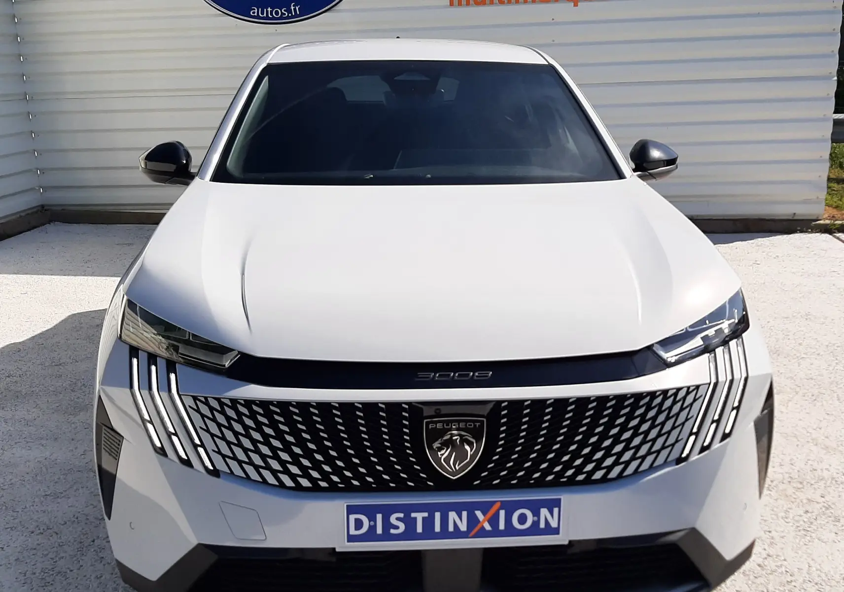 Vue avant d'un Peugeot 3008 blanc Okenite avec calandre noire et signature lumineuse verticale distinctive.