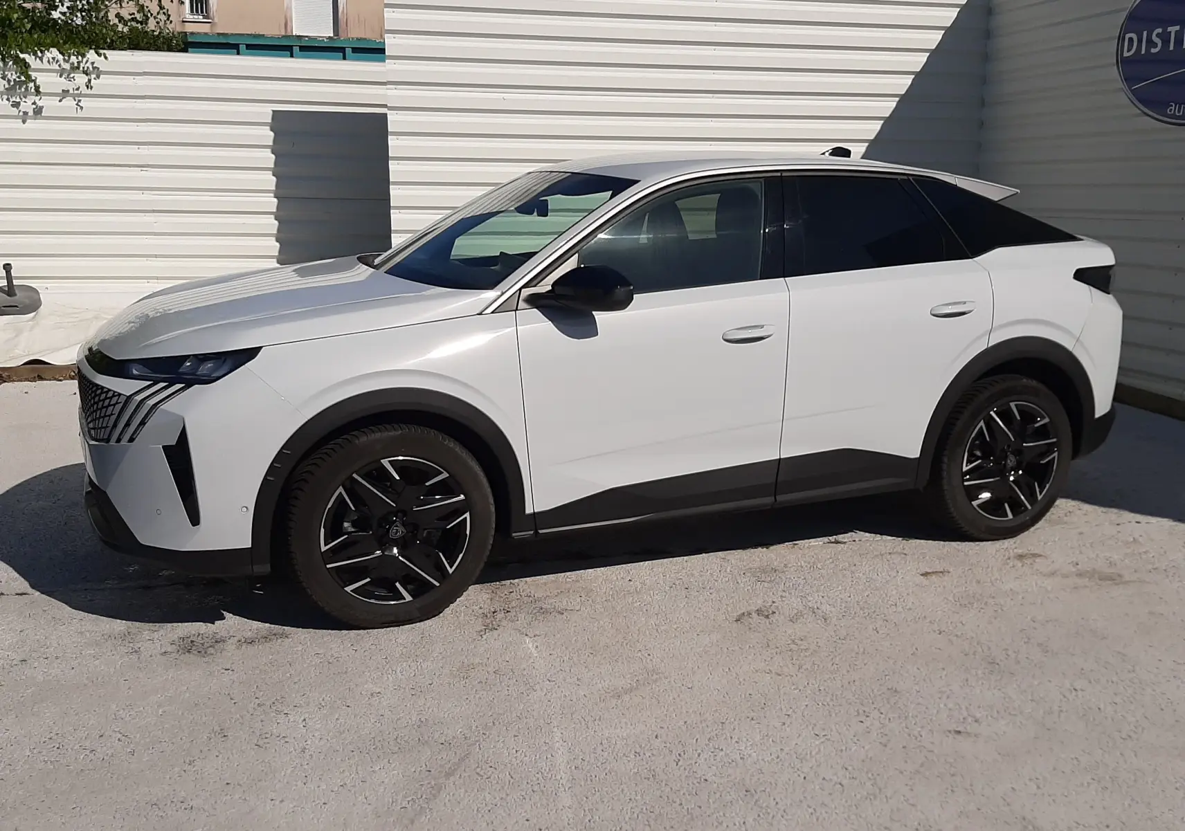 Peugeot 3008 Hybrid blanc Okenite vue de profil côté gauche, avec jantes noires et toit panoramique.