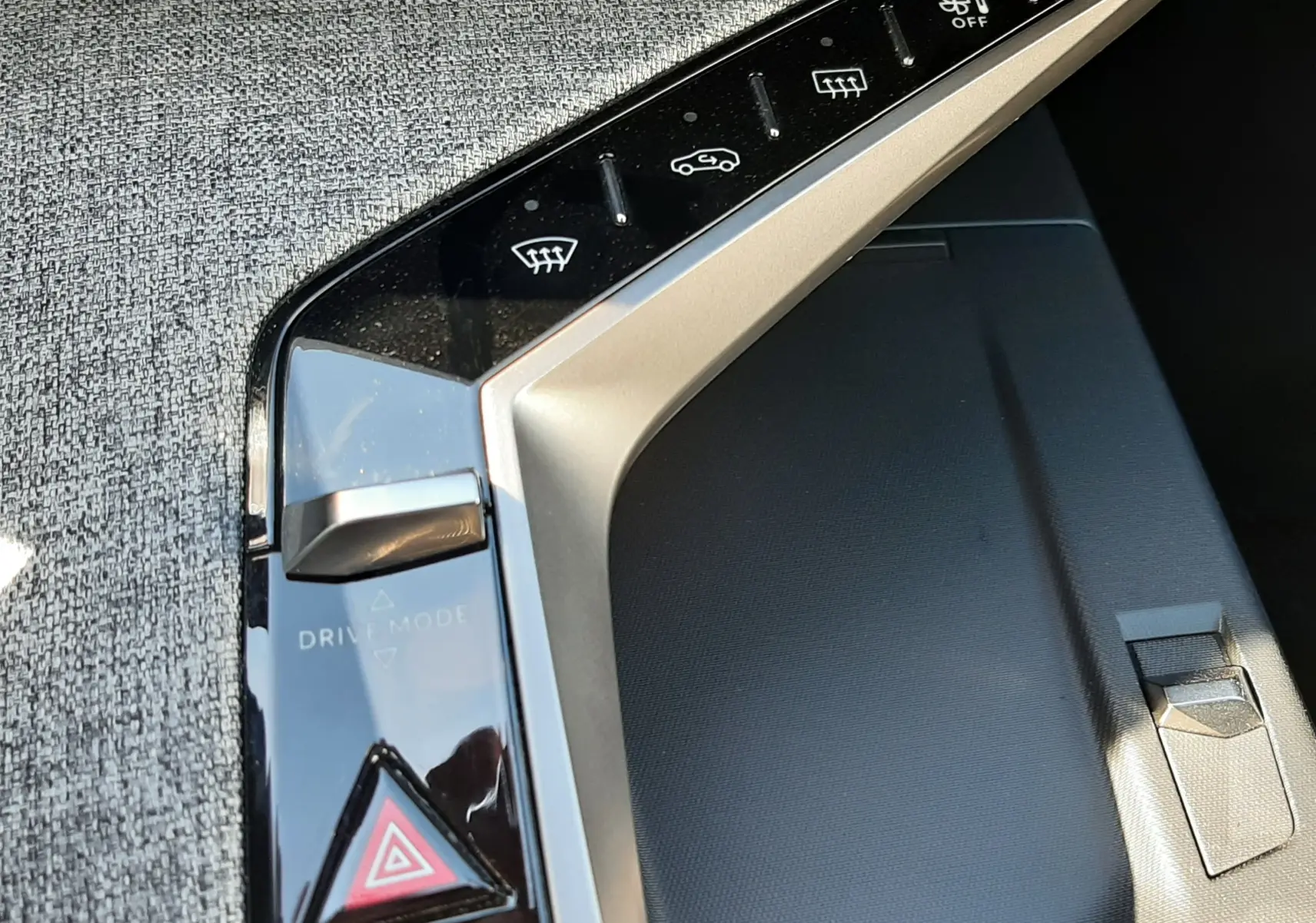Gros plan sur la console centrale du Peugeot 3008 blanc Okenite 2024, avec commandes climatisation et bouton hazard.