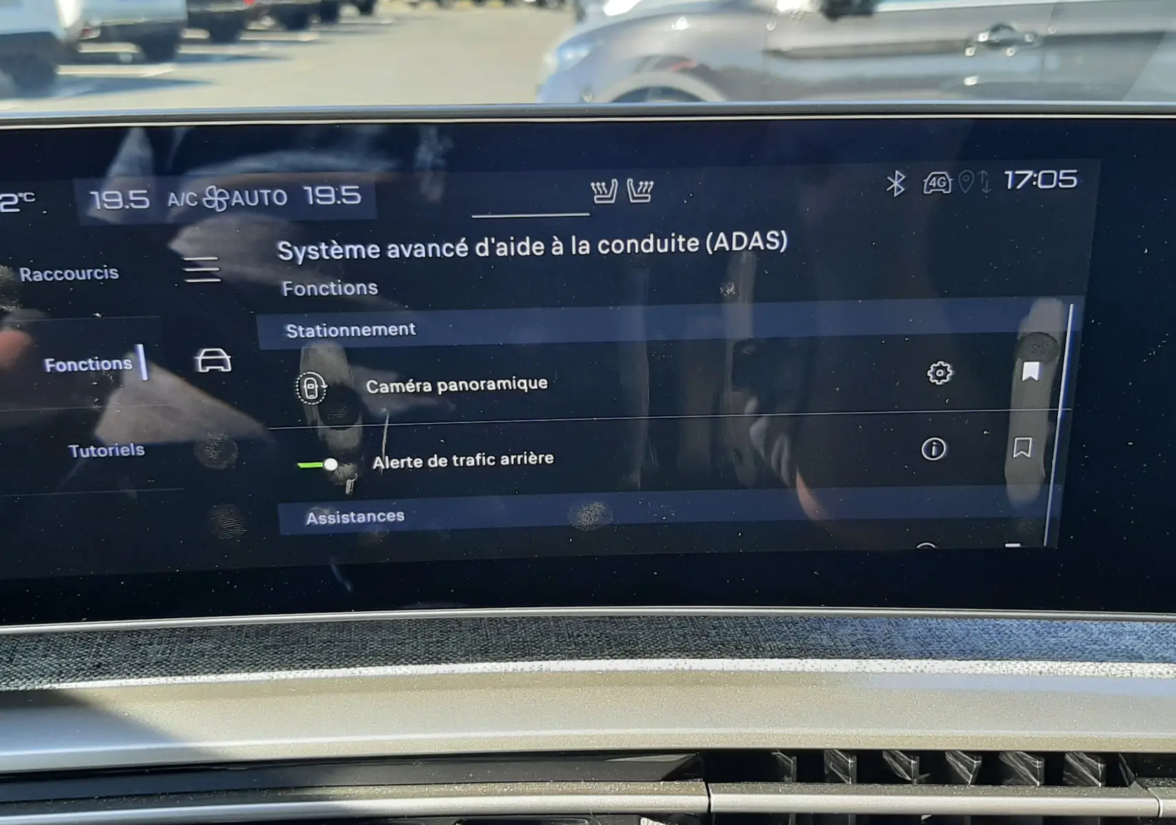 Écran tactile intérieur du Peugeot 3008 Hybrid 2024 montrant les aides à la conduite, avec bouton start/stop visible.