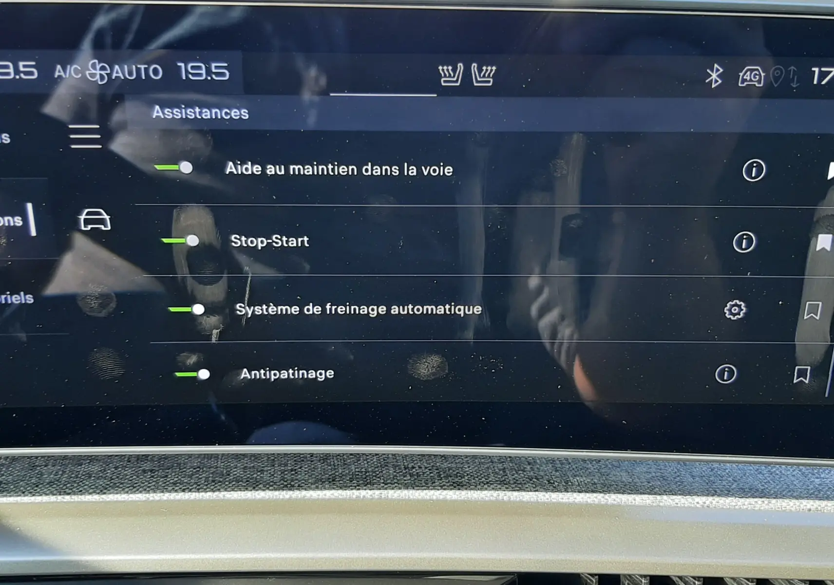 Écran tactile du tableau de bord du Peugeot 3008 Hybrid 2024 affichant les aides à la conduite activées.