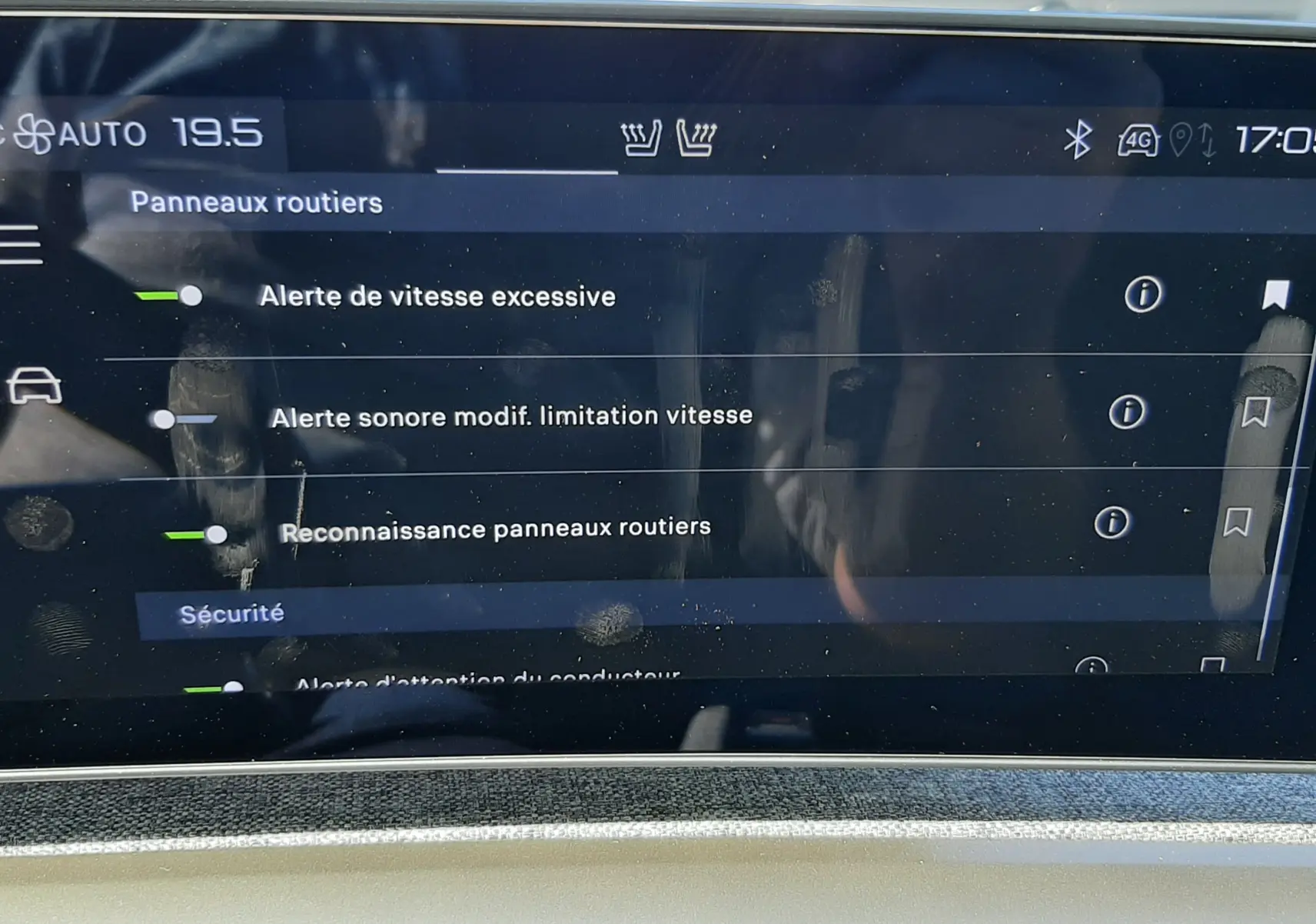 Écran tactile du tableau de bord du Peugeot 3008 Hybrid 2024 affichant les réglages d’alerte de vitesse et reconnaissance des panneaux routiers.