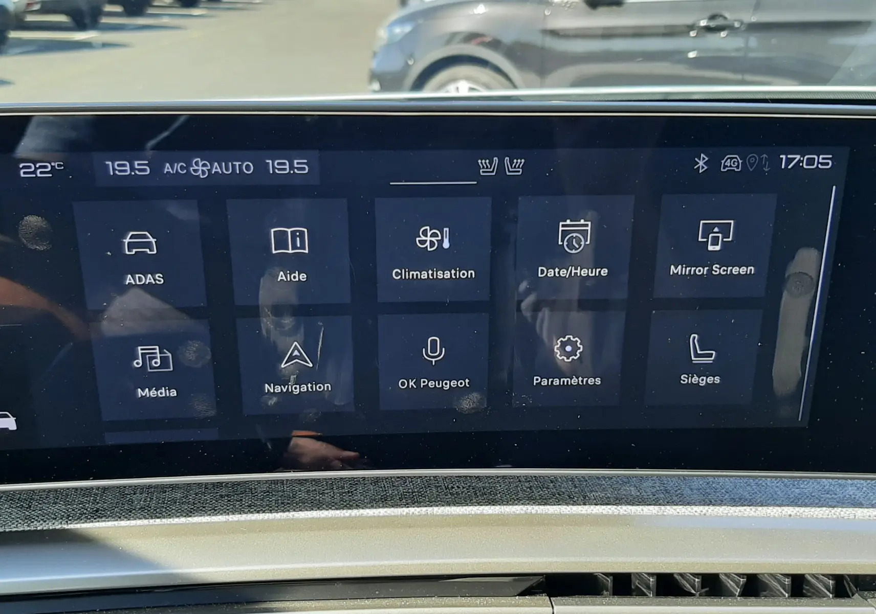 Vue intérieure du tableau de bord du Peugeot 3008 Hybrid 2024, écran tactile central avec menu des fonctions et bouton start/stop.