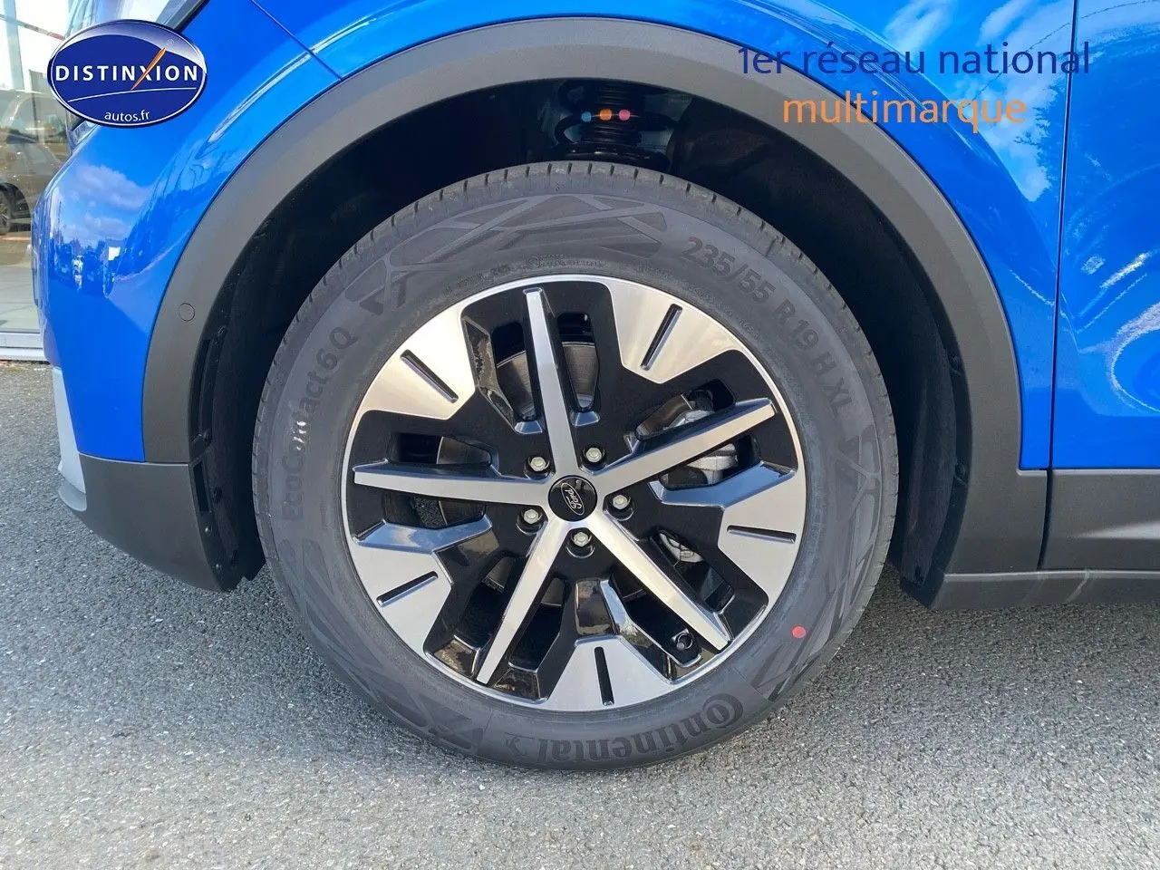 Gros plan sur la roue avant gauche du Ford Explorer 2025 en bleu métallisé avec jante alliage bicolore.