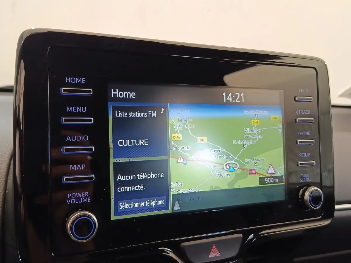 Écran tactile central de navigation 7 pouces affichant une carte, sur tableau de bord noir brillant d’une Toyota Yaris hybride.