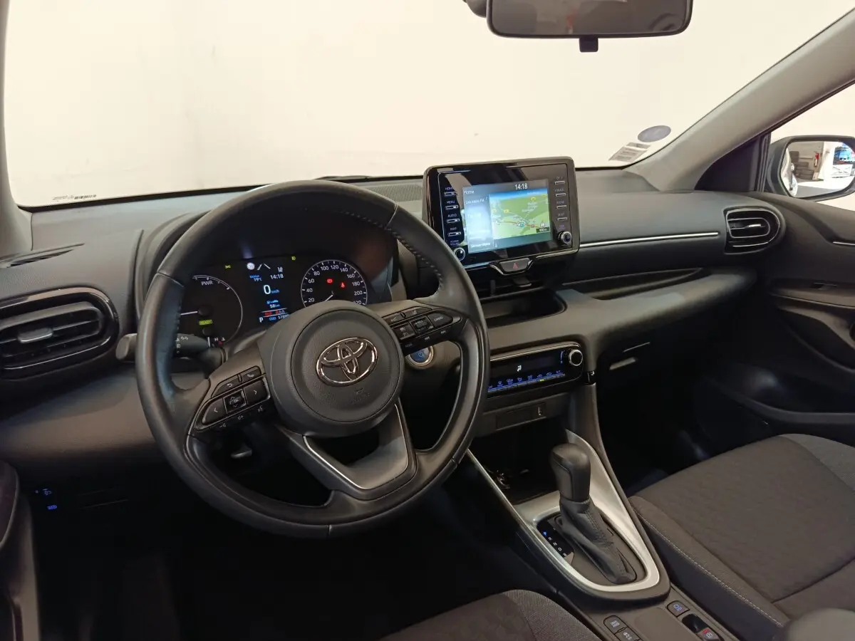 Intérieur de la Toyota Yaris Hybride 116h 2022 vu côté conducteur, volant cuir multifonctions et écran tactile central.
