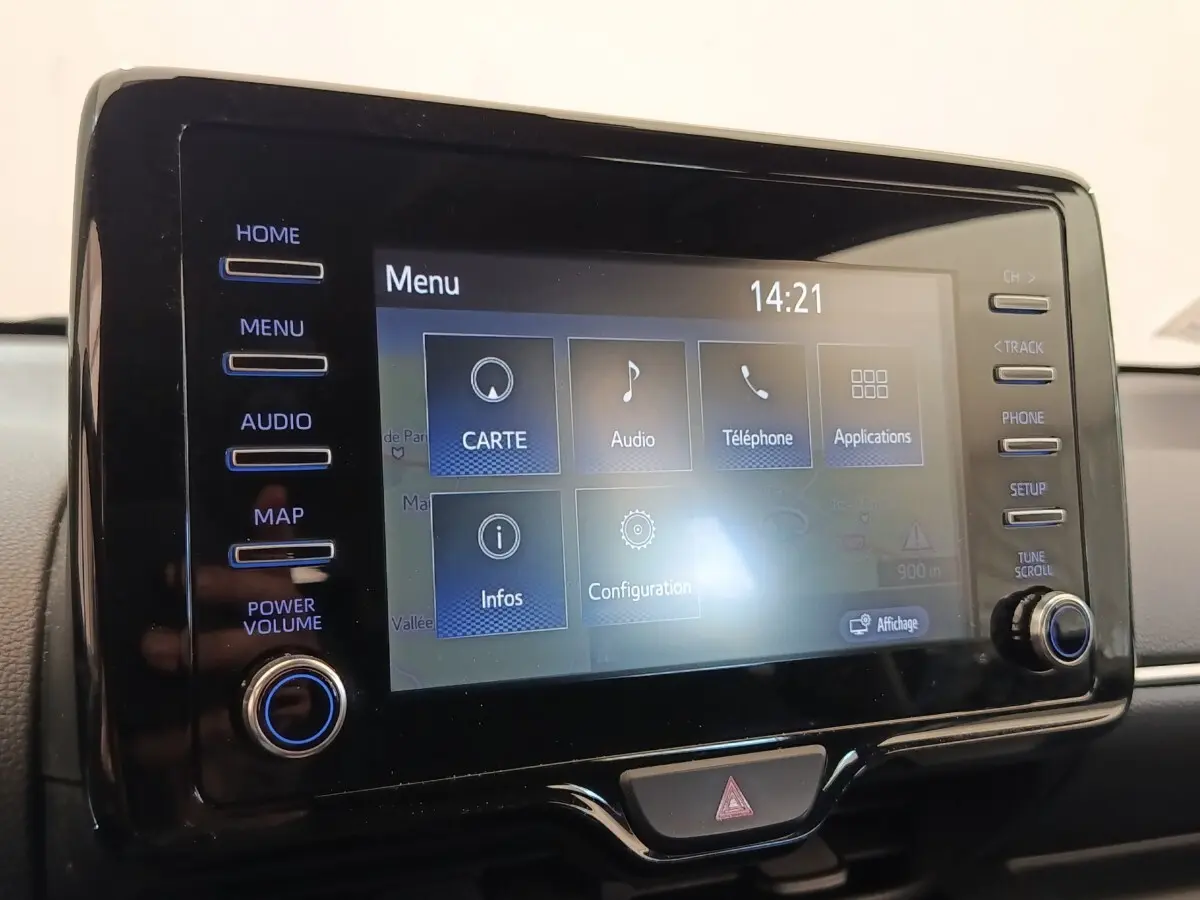 Écran tactile central de la Toyota Yaris hybride 2022 affichant le menu principal avec commandes autour.