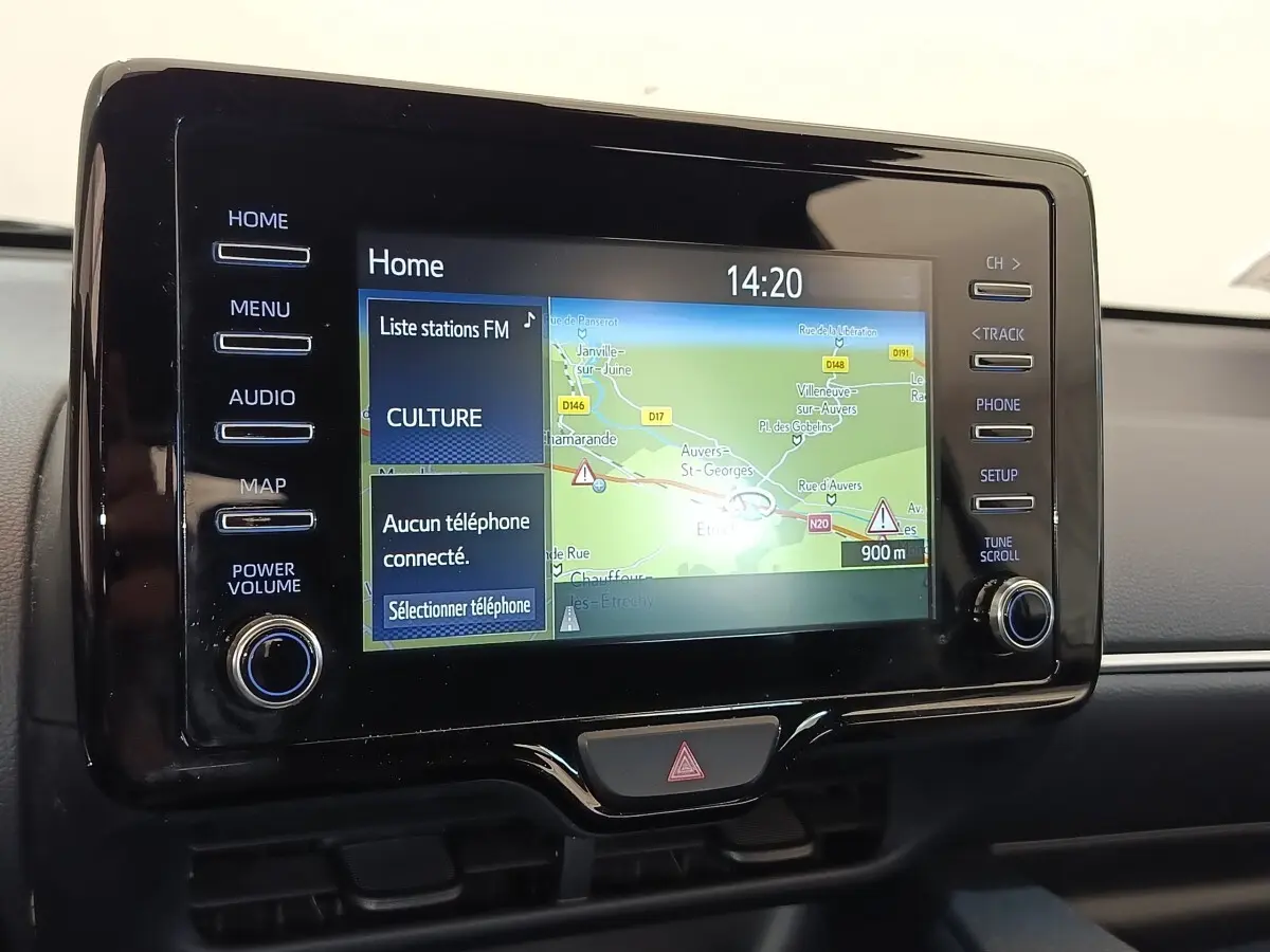 Écran tactile central de navigation 7 pouces de la Toyota Yaris hybride 2022, vue rapprochée de la console.