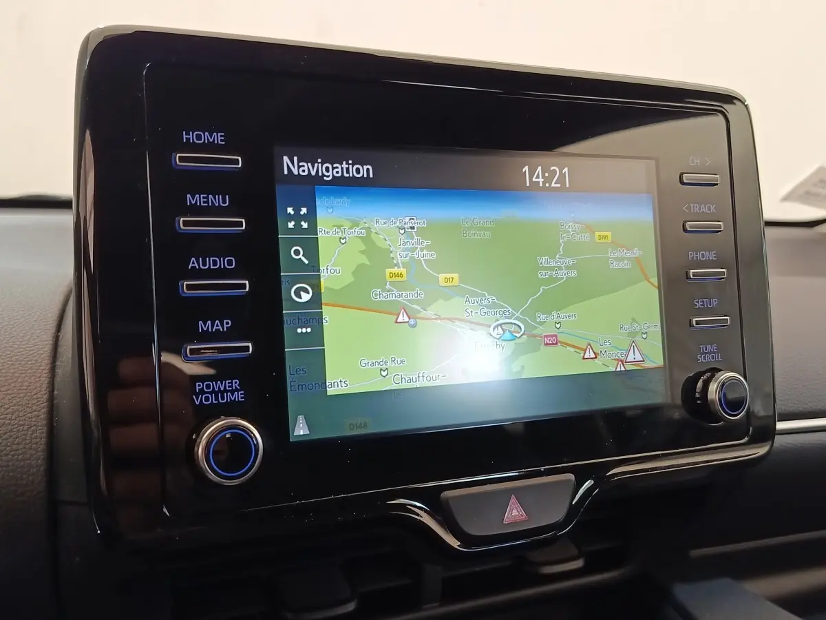 Écran tactile central de navigation affichant une carte, intérieur de Toyota Yaris hybride 2022.