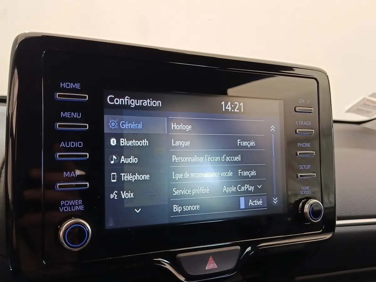 Écran tactile central de la Toyota Yaris hybride 2022 affichant le menu de configuration en intérieur gris.