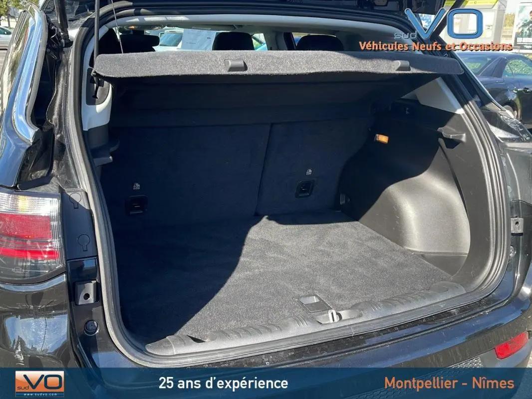 Coffre ouvert du Jeep Compass noir 2023 vu de l'arrière, montrant un espace de chargement propre et spacieux.