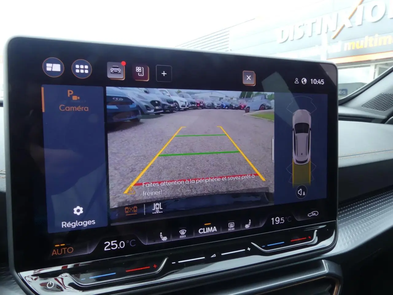 Écran tactile intérieur affichant la caméra de recul du CUPRA Formentor gris Graphene, vue arrière avec aides au stationnement.