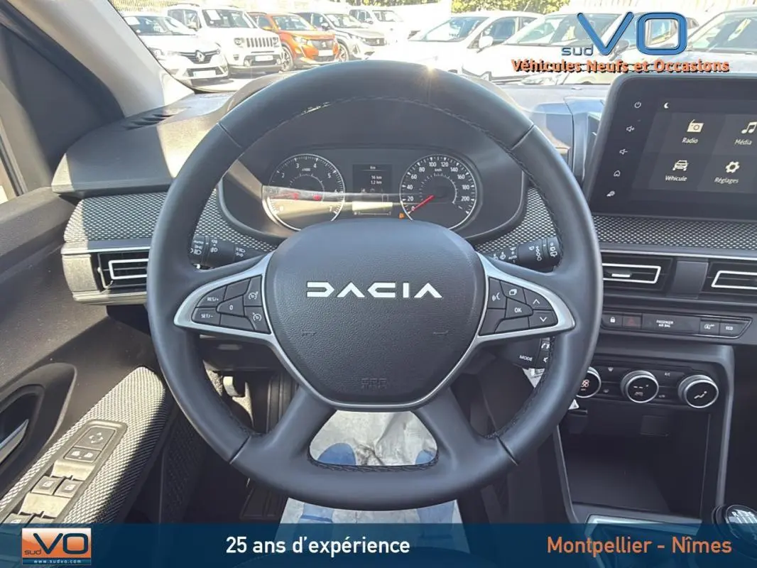 Vue intérieure centrée sur le volant DACIA du Jogger gris 2025 avec tableau de bord et écran tactile visible