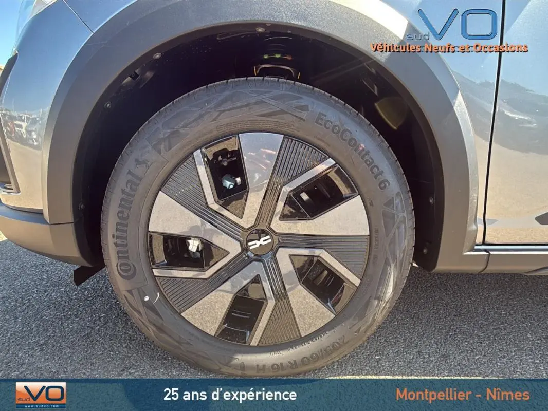 Gros plan sur la roue avant gauche du Dacia Jogger gris 2025 avec jante stylisée et pneu Continental.