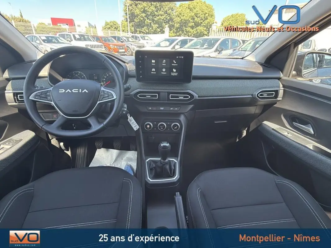 Intérieur du Dacia Jogger 2025 essence, vue avant sur le tableau de bord et volant multifonction noir.