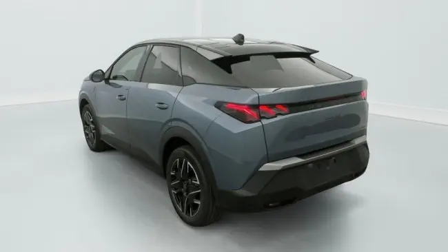 Vue 3/4 arrière droite d’un Peugeot 3008 hybride 2025 vert avec toit noir et feux arrière LED distinctifs.