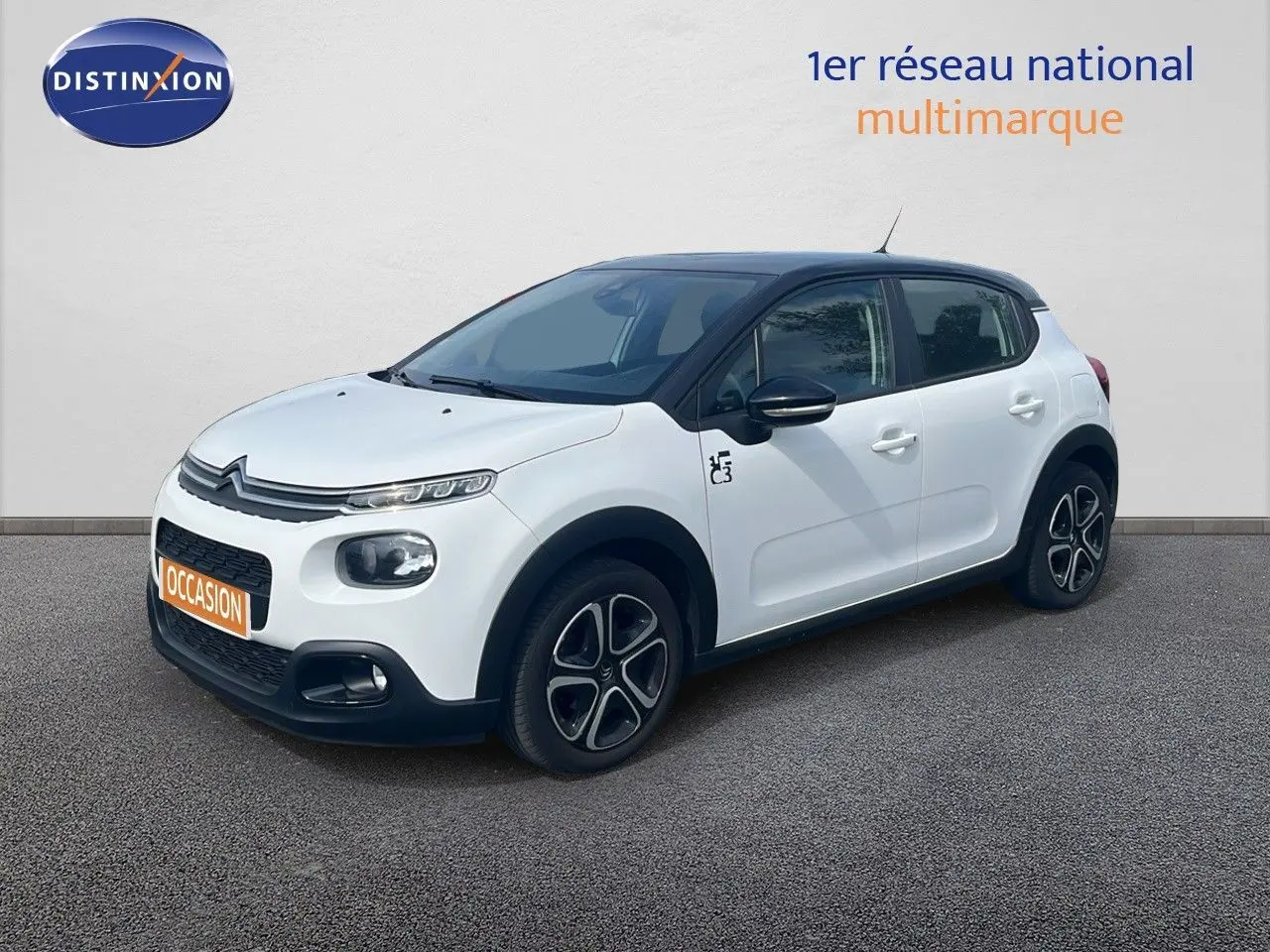 Citroën C3 blanc en 3/4 avant droit avec toit noir et jantes distinctives, sur fond neutre.