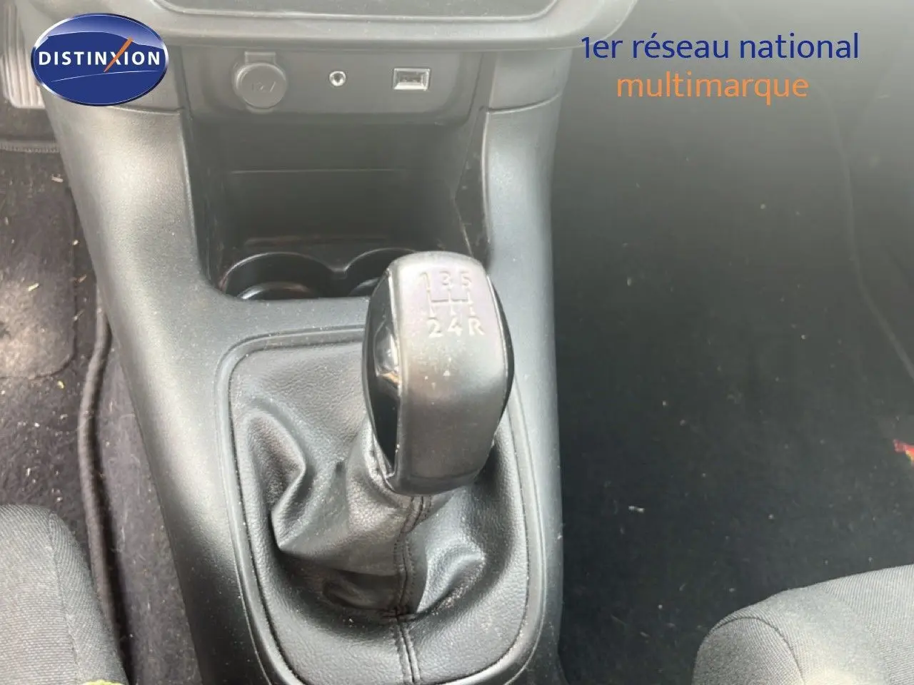 Le levier de vitesses manuel noir de la Citroën C3 2018, vue rapprochée de la console centrale intérieure.