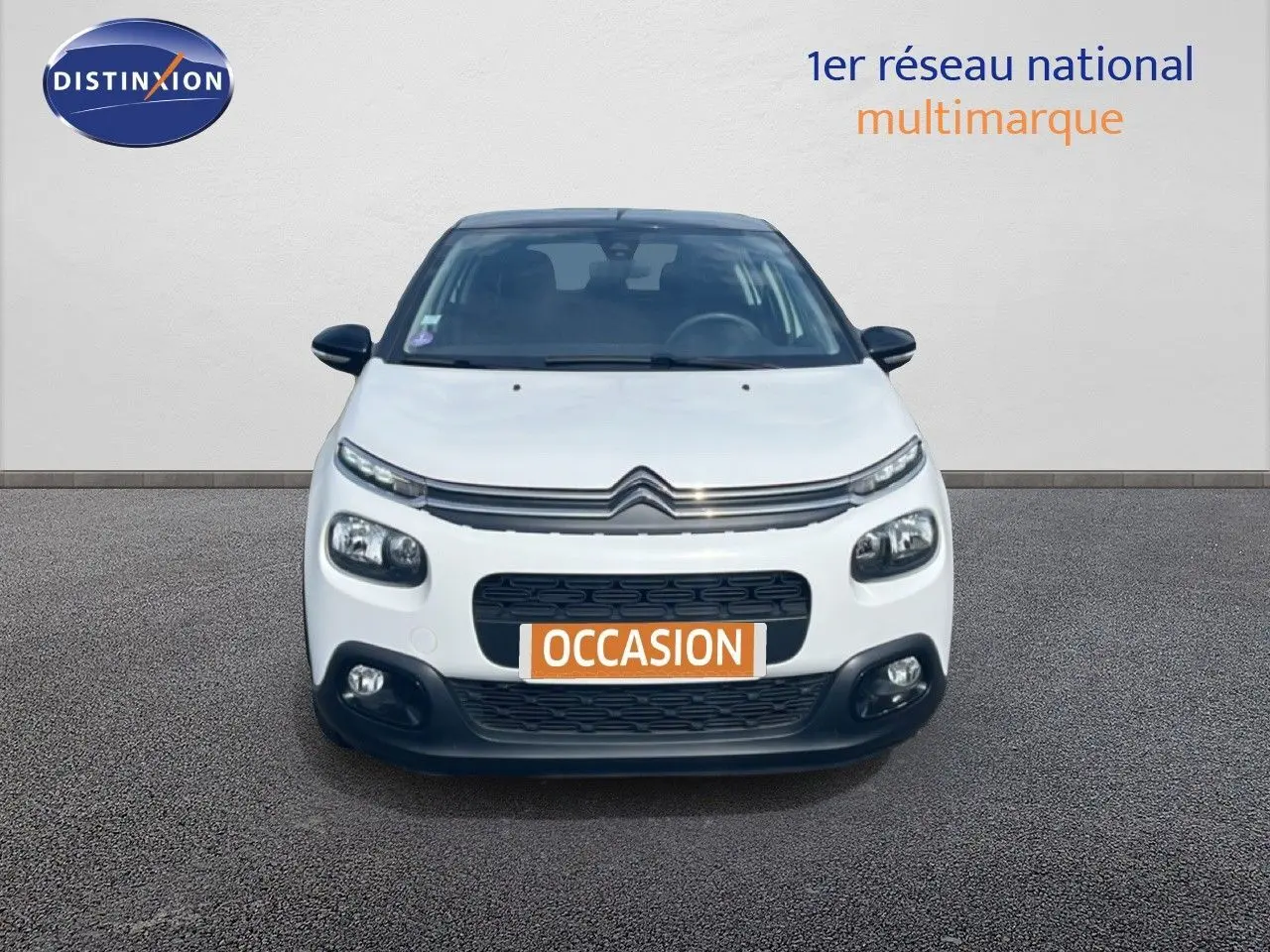 Vue frontale d'une Citroën C3 blanche de 2018 avec calandre noire et phares LED distinctifs.