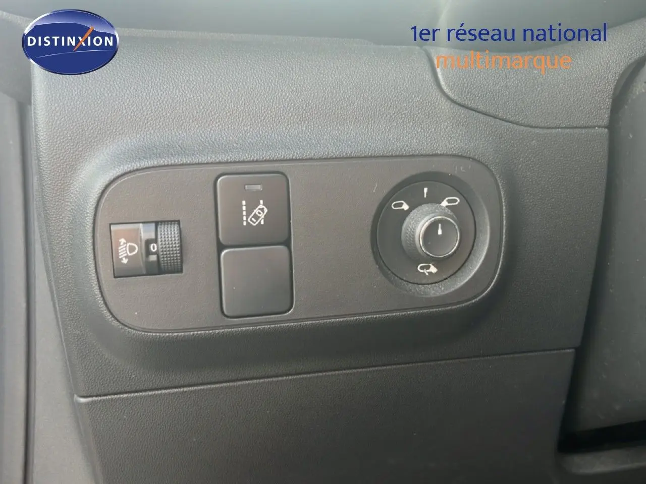 Détail des commandes de réglage des phares et des rétroviseurs côté gauche dans une Citroën C3 blanche de 2018.