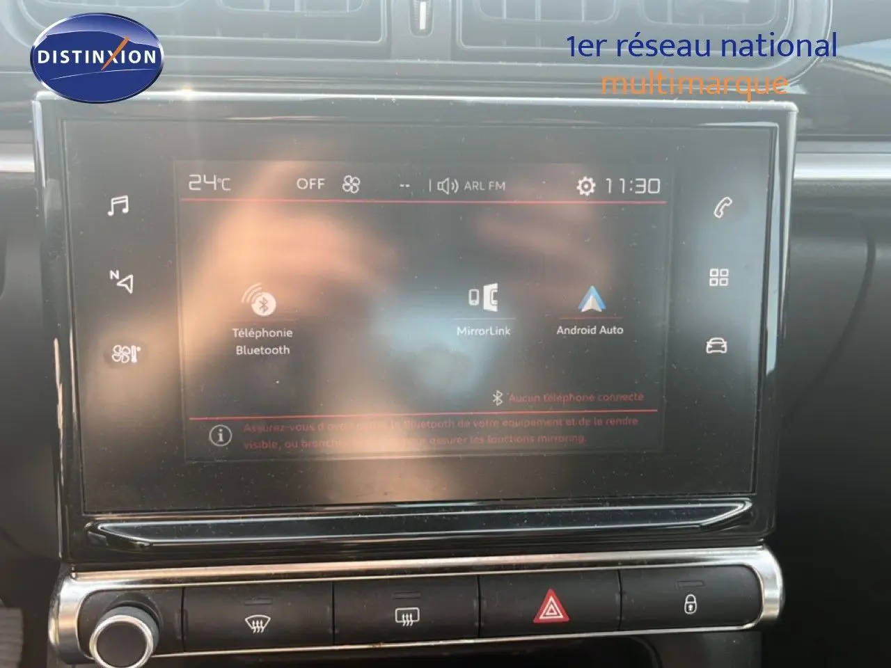 Écran tactile central du tableau de bord de la Citroën C3 blanche, affichant les options Bluetooth et Android Auto.