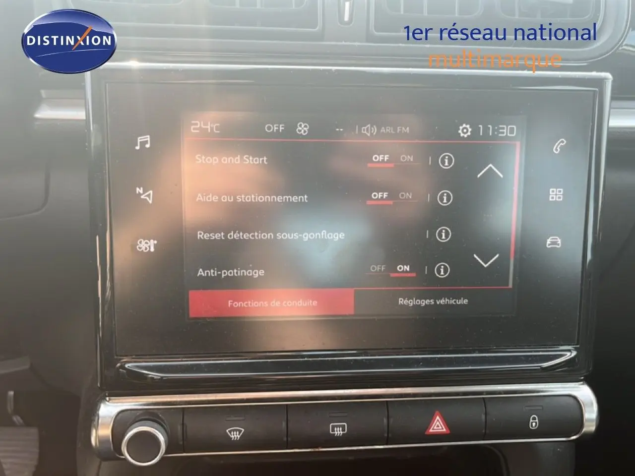 Vue rapprochée de l’écran tactile central de la Citroën C3 blanche de 2018, affichant les réglages d’aide à la conduite.
