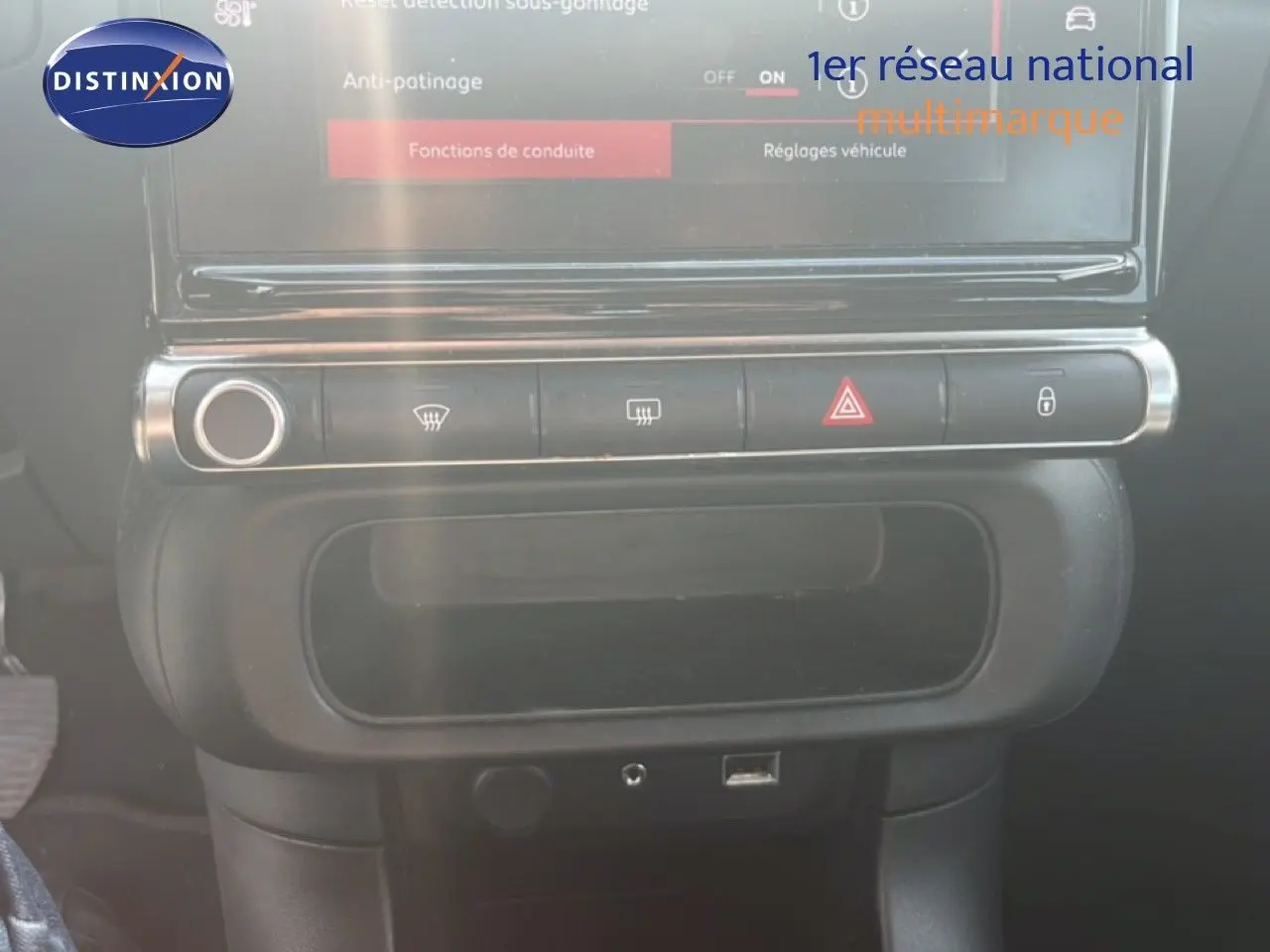 Vue rapprochée de la console centrale noire avec commandes de climatisation et écran tactile du Citroën C3 blanc 2018.