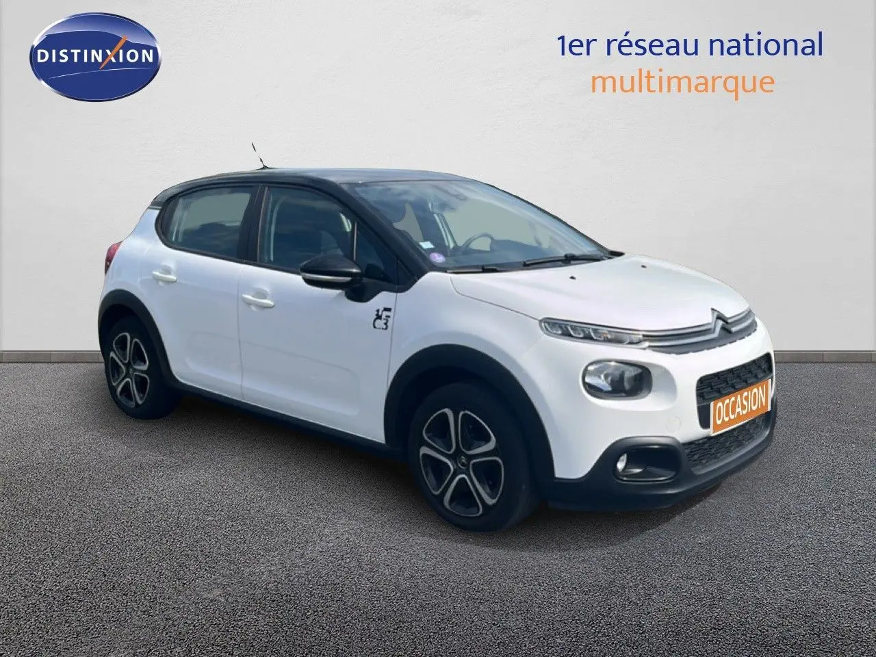 Citroën C3 blanc en 3/4 avant droit avec toit noir et jantes distinctives, modèle PureTech 2018 essence.