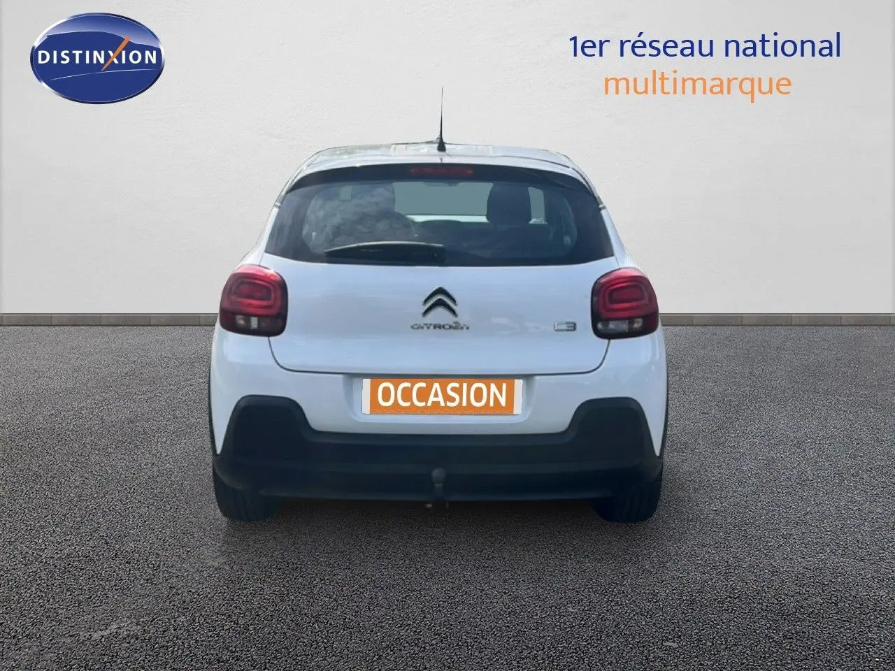 Vue arrière d'une Citroën C3 blanche de 2018 avec feux arrière rouges et plaque d'immatriculation orange "OCCASION".